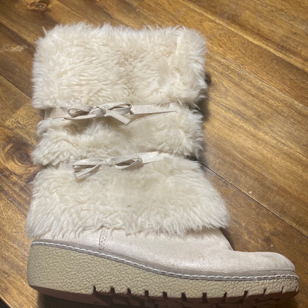 Girls Cherokee furry wedge boots size one.